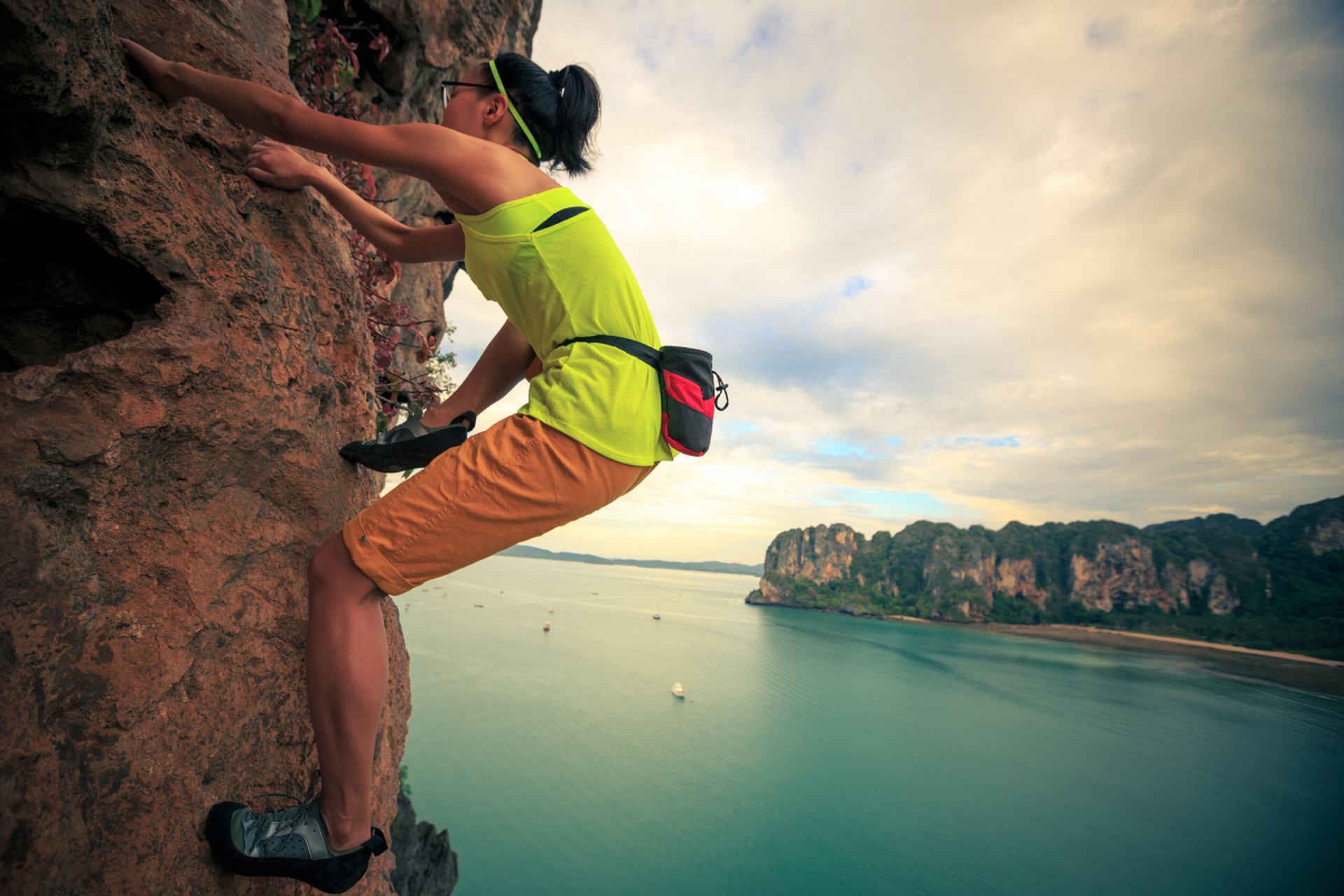 九游游戏中心-高空绳索攀爬比赛，考验勇气与体能的极致运动