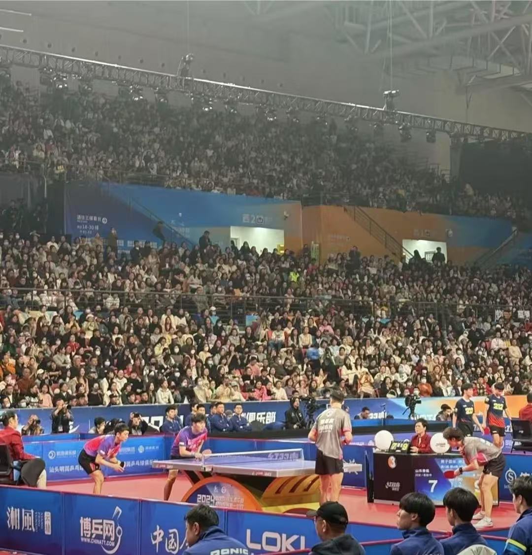 九游娱乐(jiuyou)官方网站-现场火爆：球迷热情支持下的疯狂场面的简单介绍