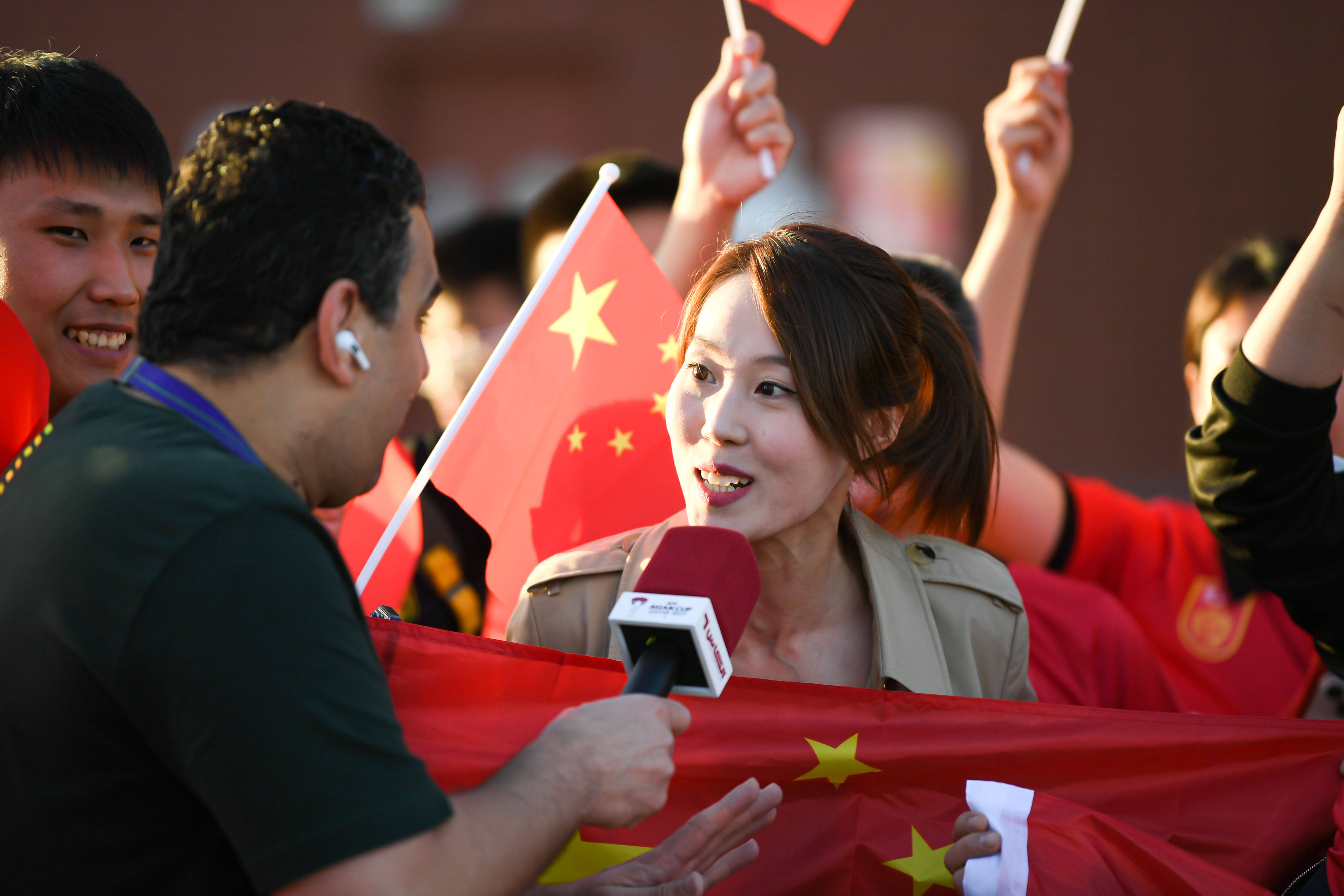 现场火爆：球迷热情支持下的疯狂场面的简单介绍